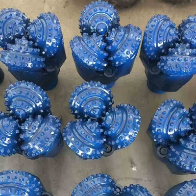 IADC/API/TCIの企業を積む回転式掘削装置のためのTricone石のローラー・ビットの炭化タングステンの製鉄所の歯